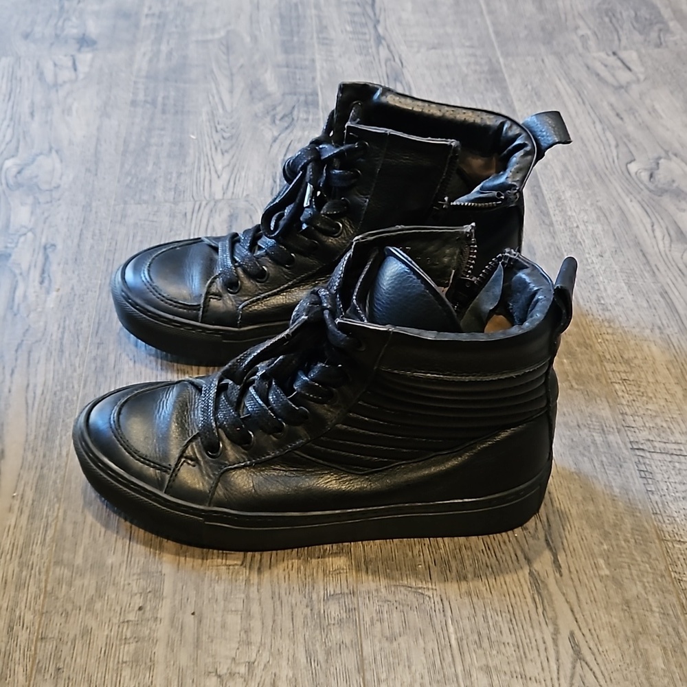 Twist & Tango size 37, US 7 Black Leather Ankle High Zip Up Boots